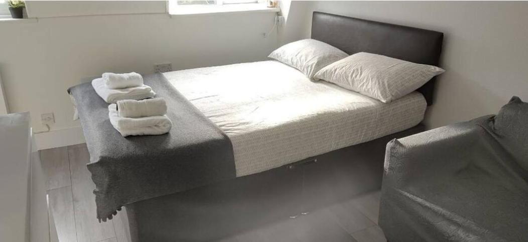 Studio By Hyde Park - 20 *
