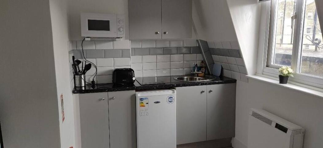 Studio By Hyde Park - 20 *